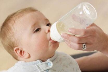 母乳成分分析仪建议不要给宝宝过早添加配方奶